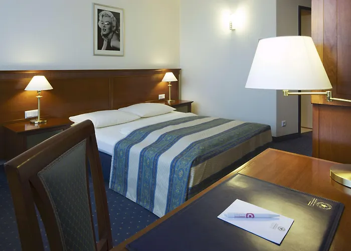 هوليوود ميديا أم كورفورستيندام فندق