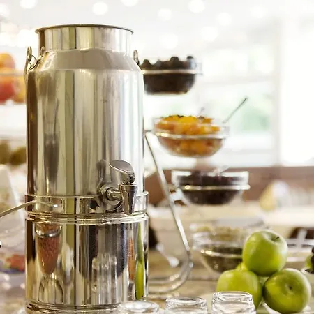 호텔 헐리우드 미디어 암 쿠르퓌르스텐담 4*